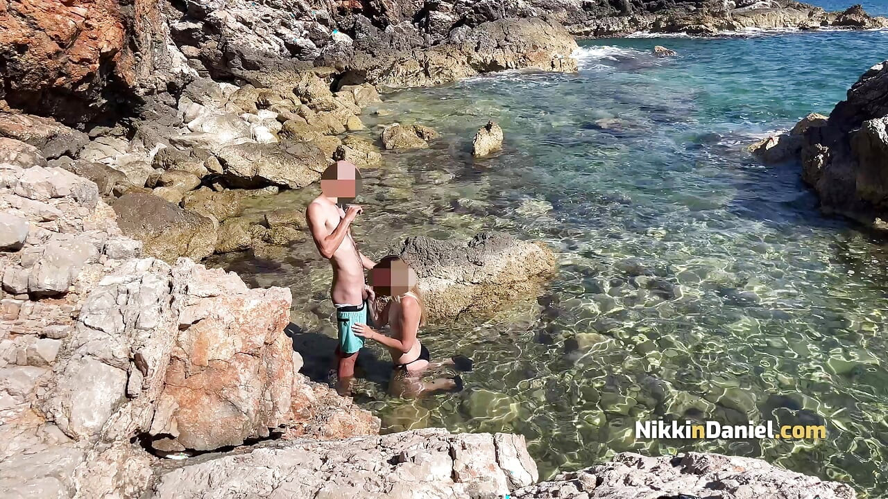 Conocí a una rubia sexy en la playa con un culo hermoso y tuvimos sexo apasionado en la laguna - Nikki n Daniel
