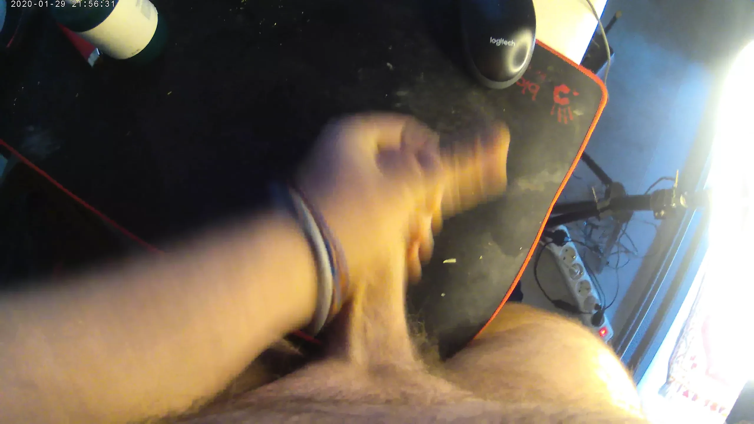 Solo mannelijke masturbatie op webcam.