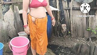 外で入浴するインドの主婦