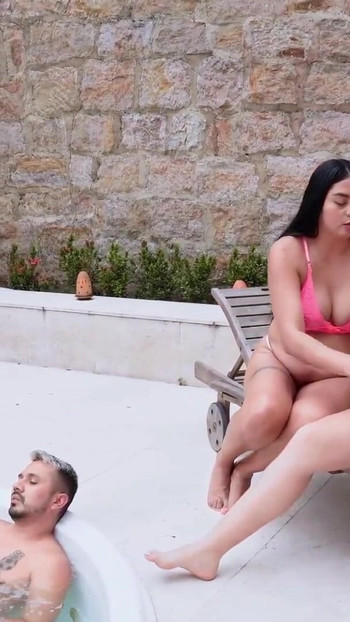 "유부녀와 임신한 두 여자와 함께하는 환상을 충족하는 결혼한 남자"의 기억에 남는 순간