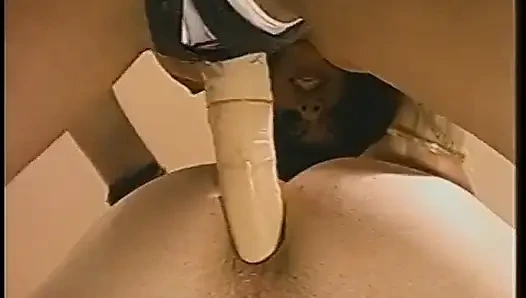 Sarışın adam esmer Vixen takma yarakla sikişmeden önce başka bir adamın yarağını emiyor