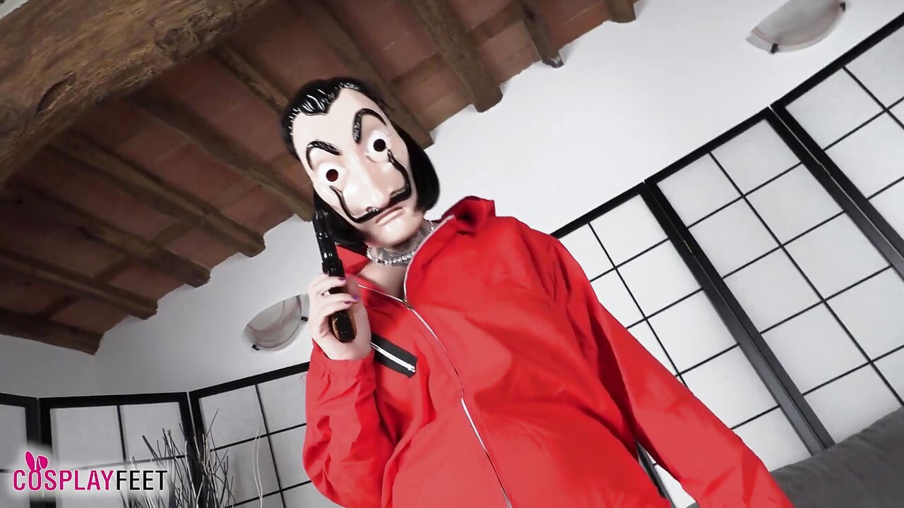 タトゥーを入れた大きな胸のベイブ・トーキーが、美しい足をソファでポーズにとどめている