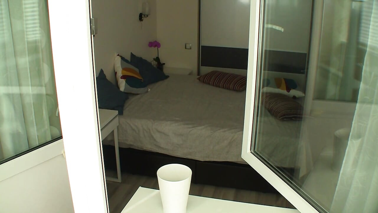 Mijn stiefzus verandert in een slet als ze denkt dat niemand naar haar kijkt