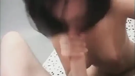 Noemy amına yarak alıyor ve sonra derinden emiyor
