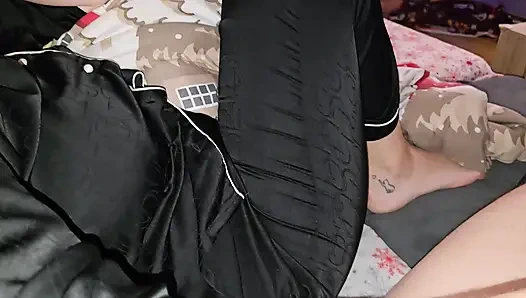 Karım akşam birlikte televizyon izlerken kanepede bana elle muamele çekiyor