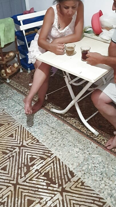 Türk çift mutfakta flört ediyor.