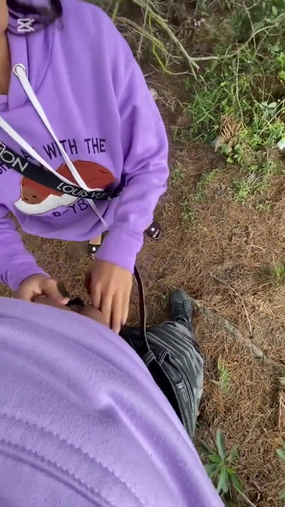 Căutăm un loc în pădure și îi sugăm pula | Clip 1