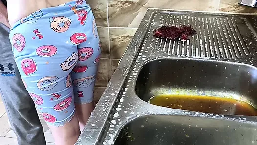 Pria Saudi ngentot pembantu arab di dapur