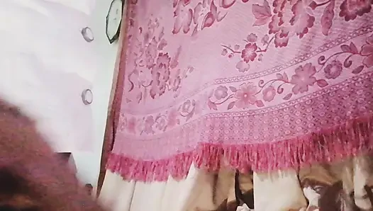 Pembantu rumah tangga asli merayuku tanpa bra dan memasukkannya ke mulut
