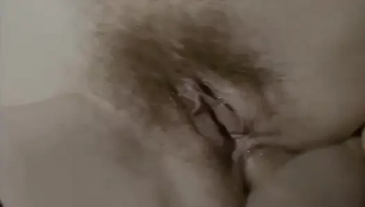 Önce Kanepede Mastürbasyon Yapıyor, Sonra Bir Penisi Poposuna Alıyor