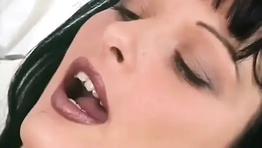 Лизать друг друга и использовать игрушки, чтобы кончить