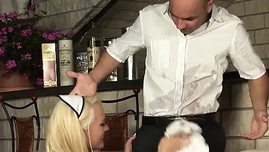 Adegan 4 suster seksi rambut pirang lagi nyepong kontol sampai toketnya dicrot sperma hangat