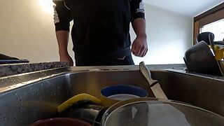 Мытье посуды с писаем и спермой