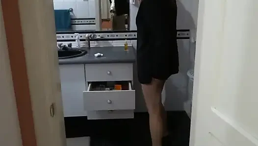 Ibu tiri pamer badan di kamar mandi sebelum dan sesudah ngentot sama kekasihnya
