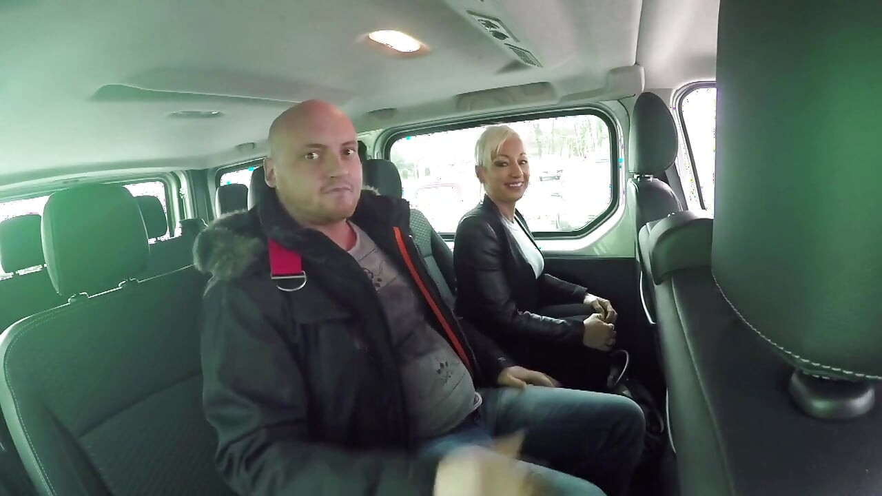 Matură sexy blondă suge o pulă bună în mașină