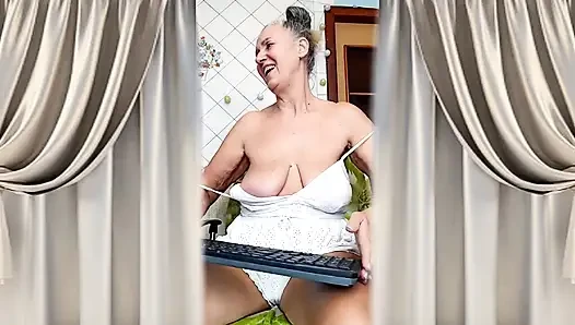 Горячая домохозяйка Лукерия флиртует на кухне и занимается страстной мастурбацией.