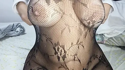 Büyük götlü, büyük göğüslü anne üvey oğluna fotoğraf gönderiyor, amına dokunuyor ve götünü sallıyor, onu eve davet ediyor