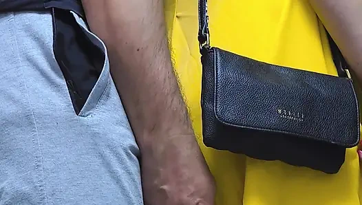 Fremder berührt ihren hintern ohne erlaubnis mit seiner erektion und kommt in das harte busfahrzeug von der hand des mädchens