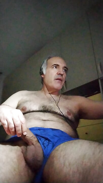 Mi masturbo il cazzo da due ore, finalmente vengo