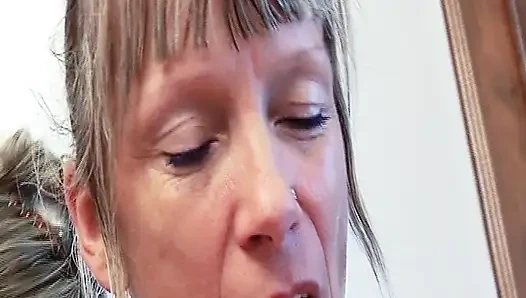 Cewek semok perancis lagi asik nyepong dan ngentot kontol sampai mengerang keenakan