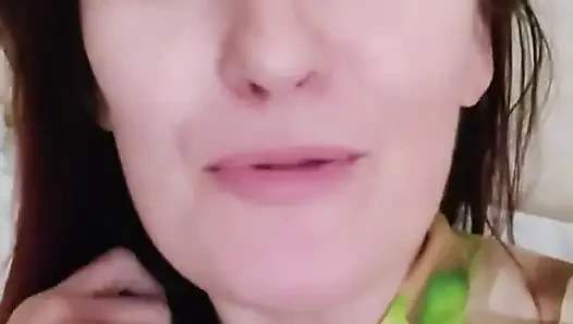 Ziyarete geliyorum ve sabah olmuşken herkes uyurken klitorisimi ovuşturmaya karar verdim
