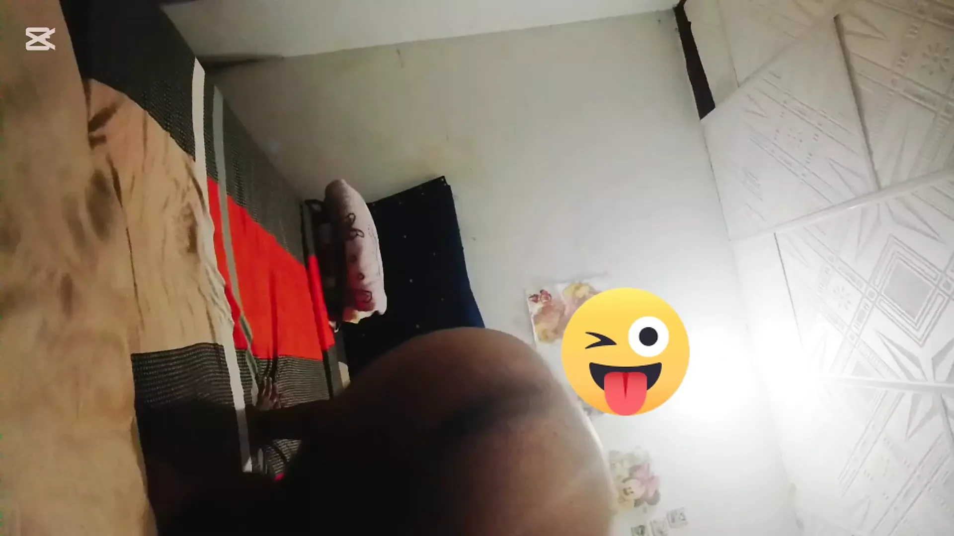Tonton si rambut coklat menjolok dirinya dan berkrim dalam senyap.