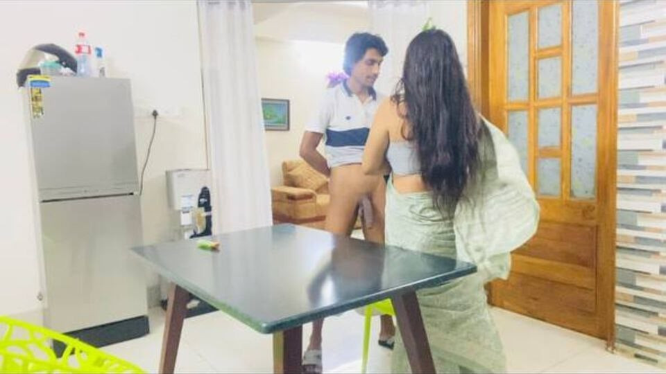 Mislim da više uživam u analnom seksu. Dakle, Bhabir me usrećuje dok je jebe u guzicu.