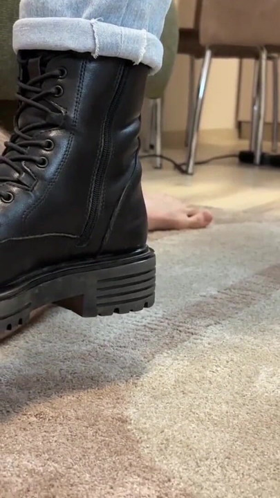 Des chaussures de fer ont rencontré ses gros testicules inutiles ! Je défonce ses organes génitaux stupides et moches ! Ballbusting - Dave Moon - Mia... | Clip 1