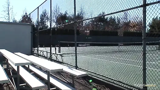 Pemain tenis tidak bisa menahan diri untuk tidak bermain dengan kontol hitam besar itu