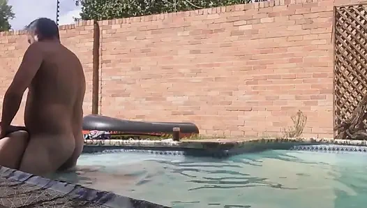 Yüzme havuzu sikişi