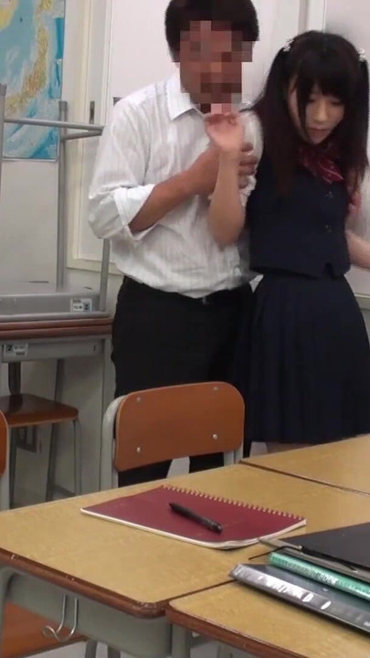 เงียบหรือมีคนในห้องโถงจะรู้! - Lewd Intercourse กับนักเรียนสาว | คลิป 1