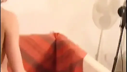 Cewek rambut pirang dengan pantat bahenol dan pantat bahenol ini suka banget dientot habis-habisan