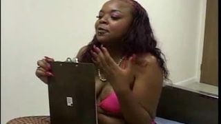 Толстая черная лесбиянка тестирует дилдо