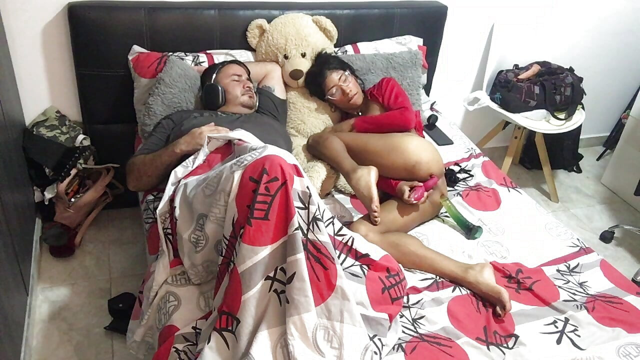 Tôi thủ dâm trước mặt chồng tôi kích động anh ta làm tình.