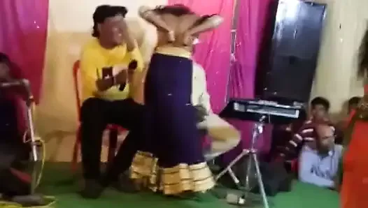 Boob show enquanto dança