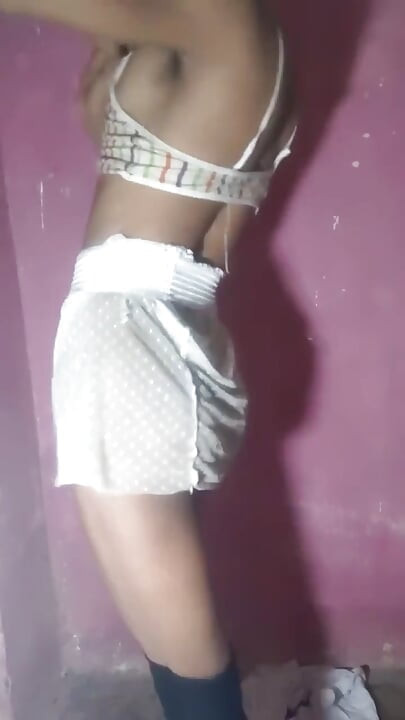 大きなチンコを舐める必要があった、私は痩せた男だ