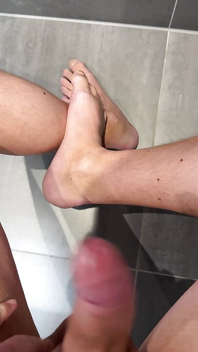 Long jerk and a massive cumshot on my feet!