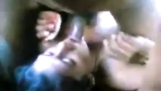 Une fille tamoule sexy se fait baiser par un groupe de garçons