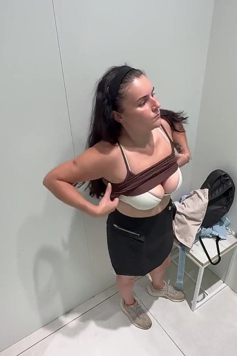 成熟女性试穿衣服
