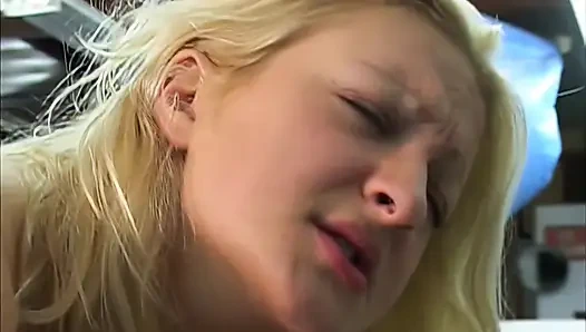 Два члена застряли в моей киске на работе