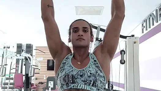 Pantat kaku milf ebony gemetar setelah flexing