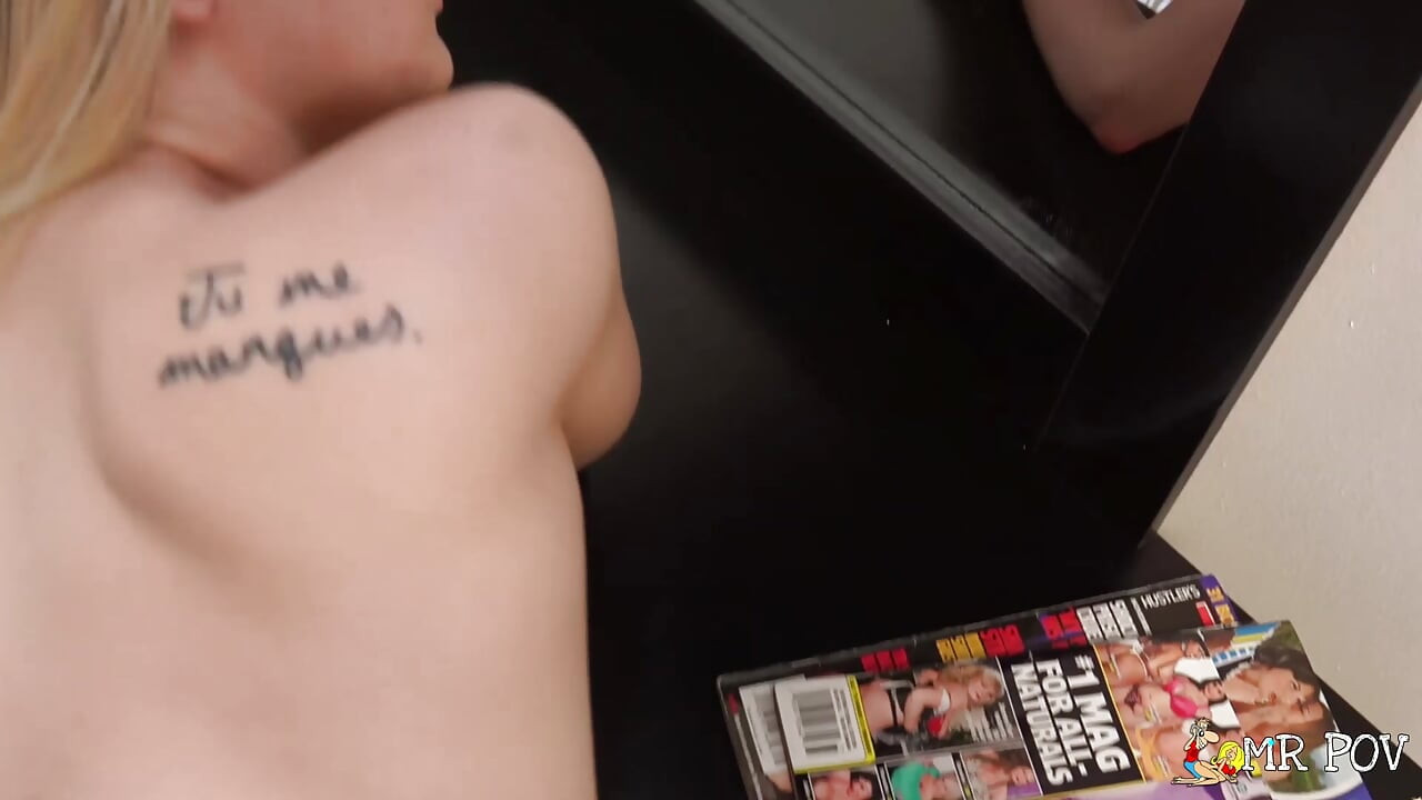 Alli rae mostra la sua figa calva e prende un facciale sulla macchina fotografica