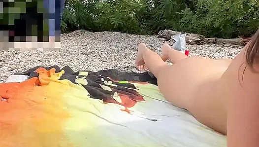 Oops! Plajda mastürbasyon yaparken yakalandım ama devam ettim