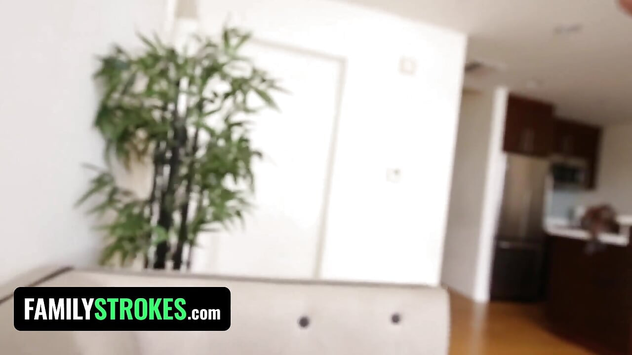 Family Strokes - 大奶继女在按摩时用嘴唇包裹住继父的鸡巴