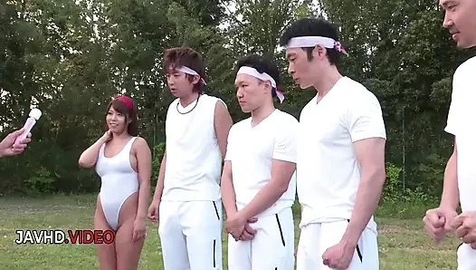 Süße japanische MILf sara saijo genießt gangbang-freude im freien