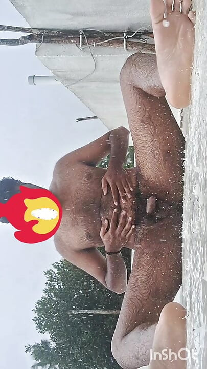 Mallu homem nu masturbação na chuva