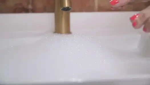 Melody Mynxfoot в ванне, батплаг и трах киски пальцами.