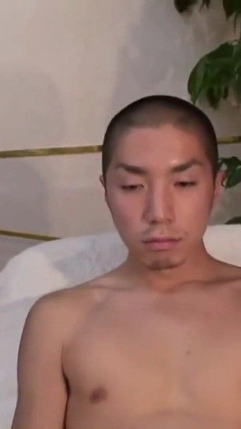 Snažan trenutak iz "Japanskog masažnog salona - tijelo na tijelo, masaža kurca, jebanje bez kondoma i svršavanje"