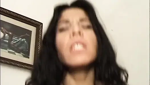 Pasangan berbulu bercinta di atas meja