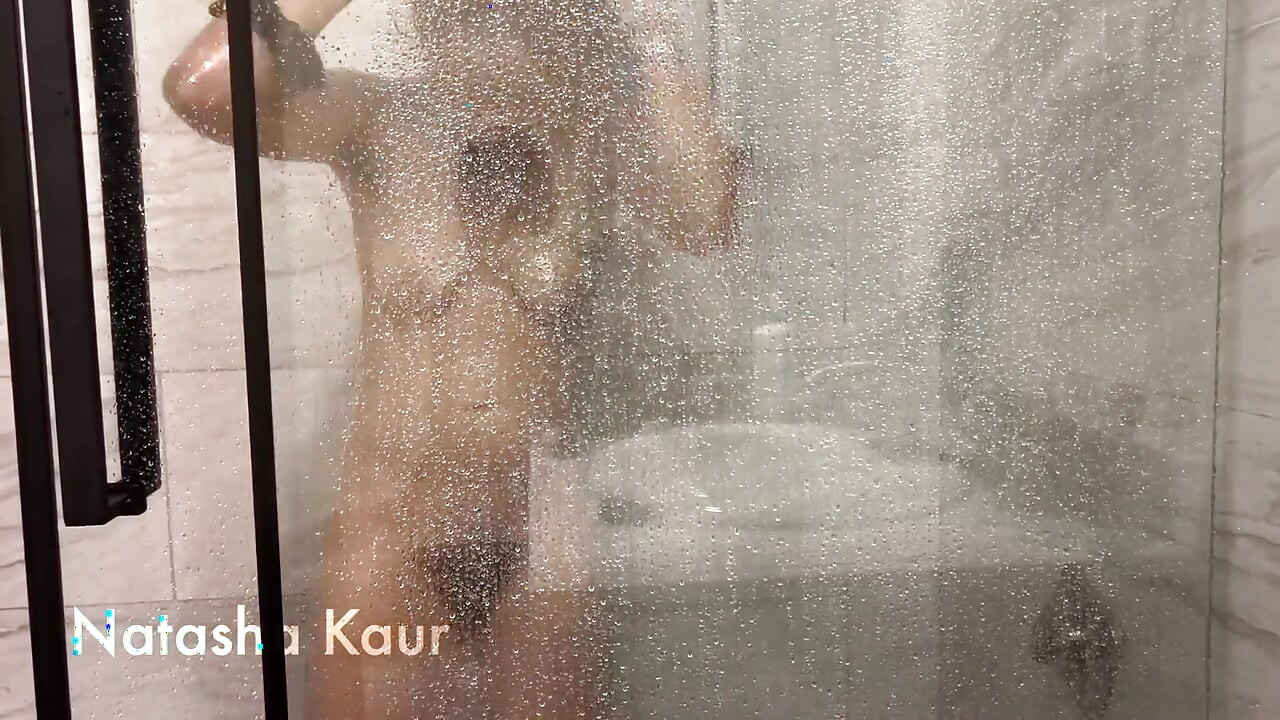 視点:君は僕がシャワーを浴びているのを見ていて、僕はシャワーセックスの後片付けをしている